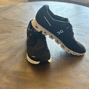 On Cloud Women’s Black and White Athletic Shoes Size 8